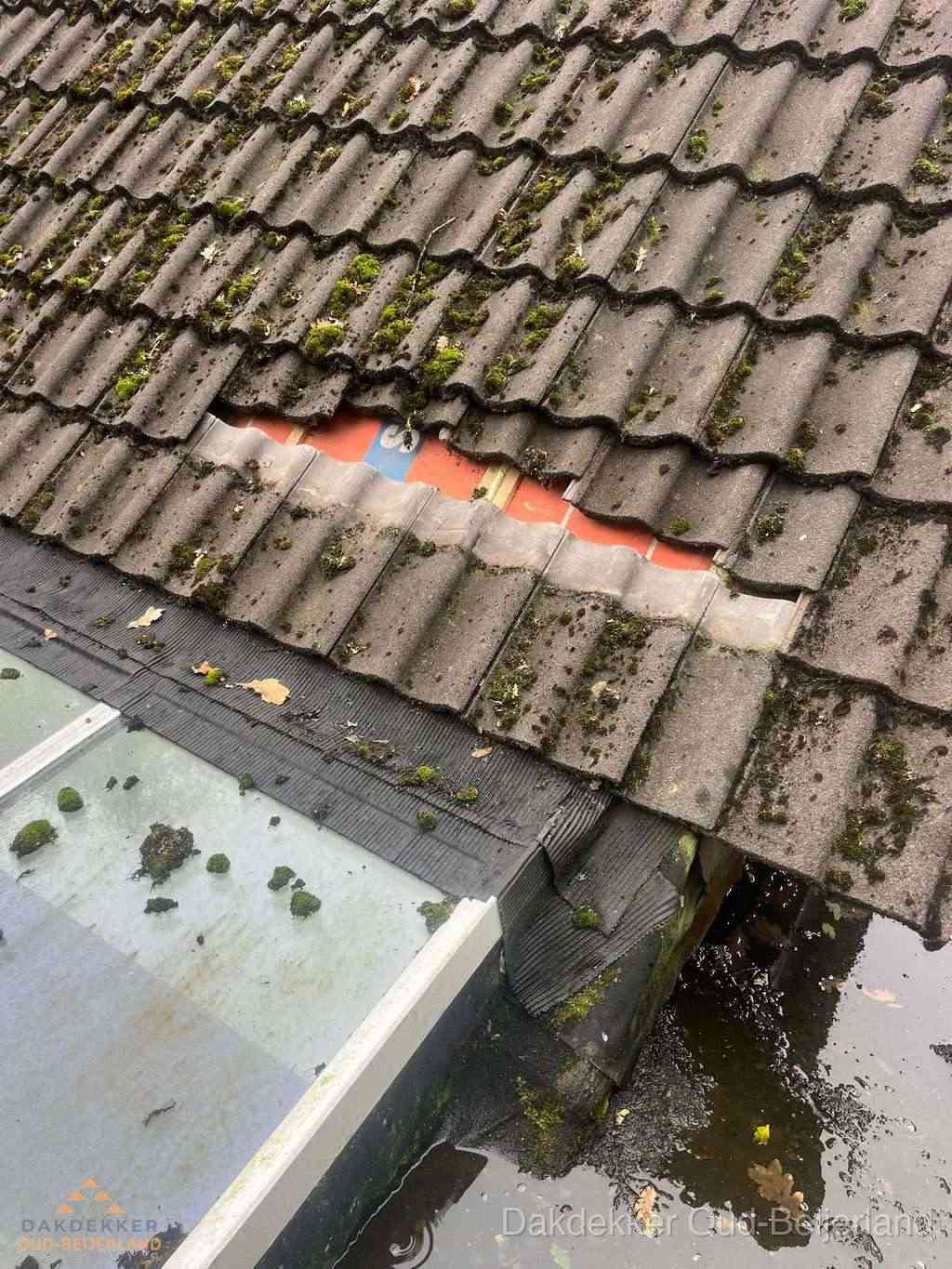 Beschadigd pannendak met ontbrekende dakpannen voor reparatie in Oud-Beijerland Beschadigd pannendak met ontbrekende dakpannen voor reparatie in Oud-Beijerland