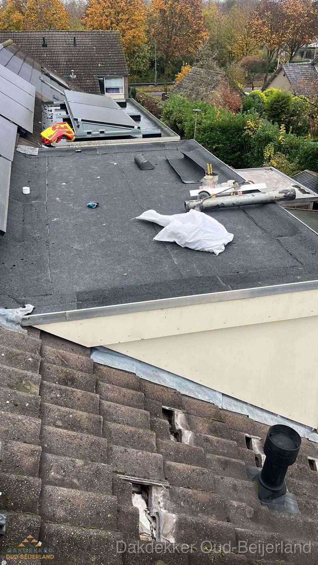 Beschadigde dakbedekking op plat dak voor reparatie in Oud-Beijerland Beschadigde dakbedekking op plat dak voor reparatie in Oud-Beijerland