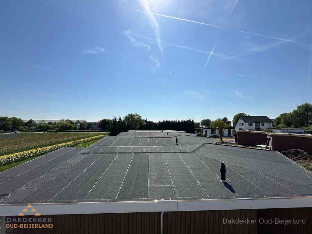 Groot plat dak met bitumen dakbedekking op bedrijfspand in Oud-Beijerland Groot plat dak met bitumen dakbedekking op bedrijfspand in Oud-Beijerland