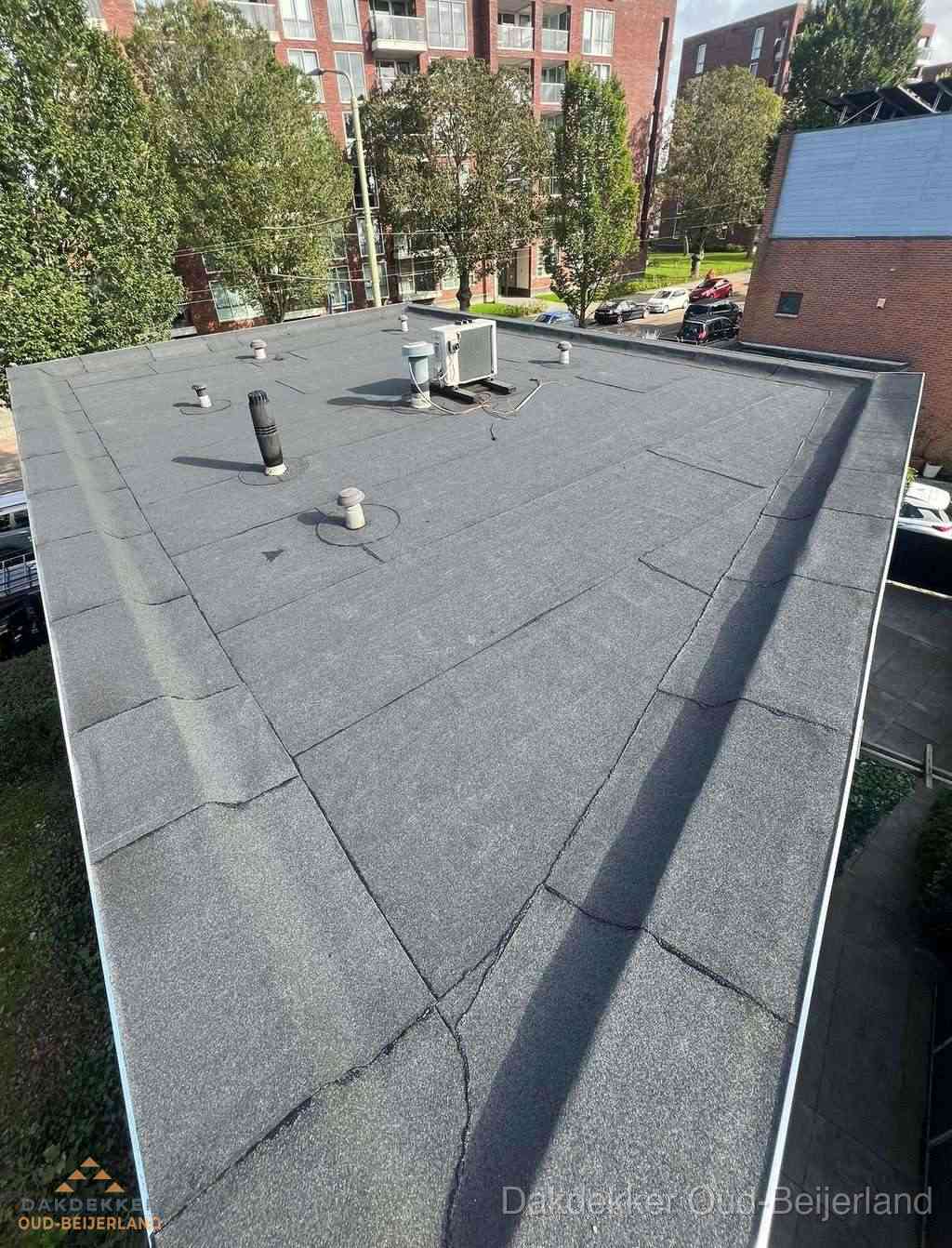 Afgewerkt plat dak met bitumen dakbedekking in Oud-Beijerland Afgewerkt plat dak met bitumen dakbedekking in Oud-Beijerland