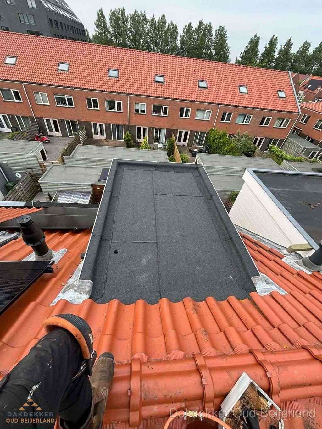 Bitumen dak reparatie op plat dak tussen dakpannen in Oud-Beijerland Bitumen dak reparatie op plat dak tussen dakpannen in Oud-Beijerland