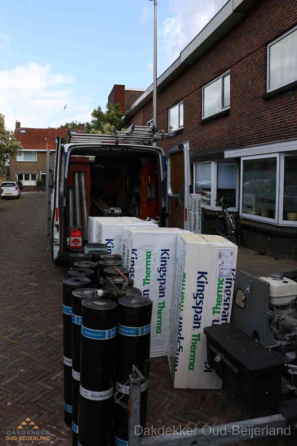 Plat dak met bitumen dakbedekking en brander in Oud-Beijerland