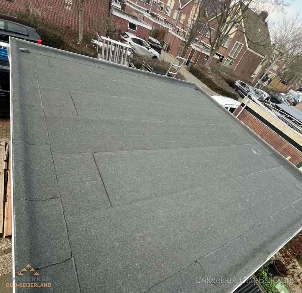 Nieuwe bitumen dakbedekking op plat dak van garage in Oud-Beijerland