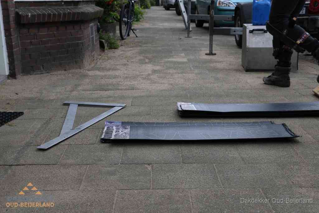 Dakbedekkingsmateriaal en zinkwerk klaargelegd voor reparatie in Oud-Beijerland