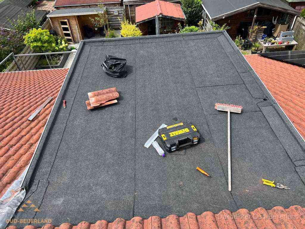 Nieuw plat dak met bitumen dakbedekking in Oud-Beijerland
