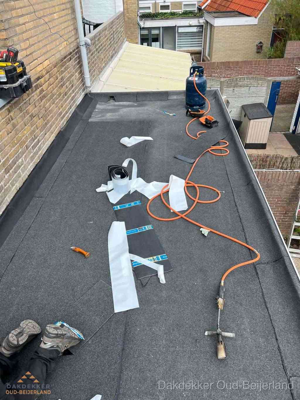 Dakdekker brengt EPDM dakbedekking aan op plat dak in Oud-Beijerland