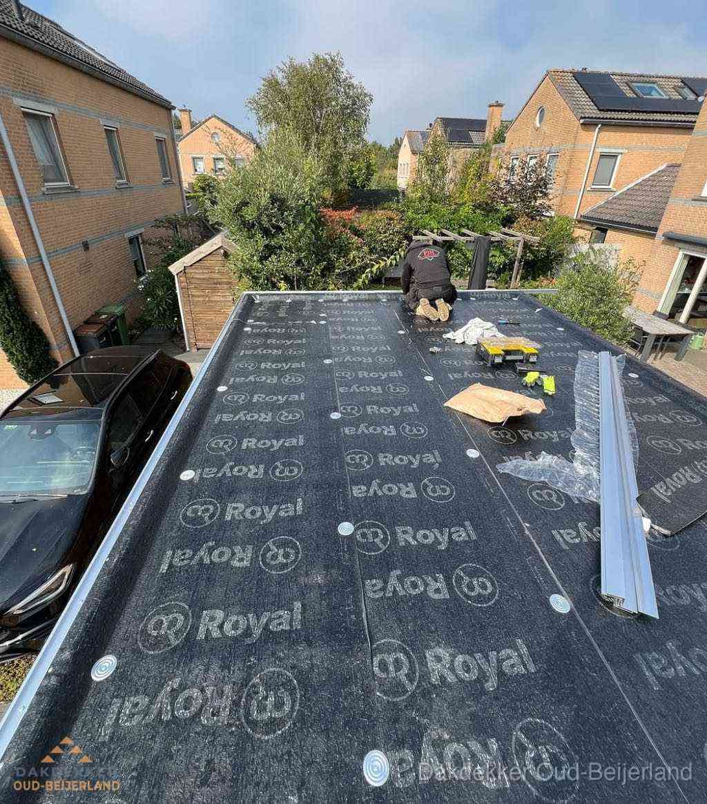 Dakdekker aan het werk op plat dak renovatie in Oud-Beijerland