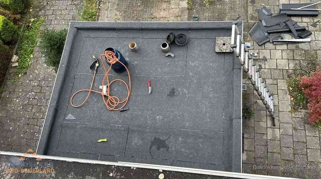 Plat dak met nieuwe bitumen bedekking in Oud-Beijerland