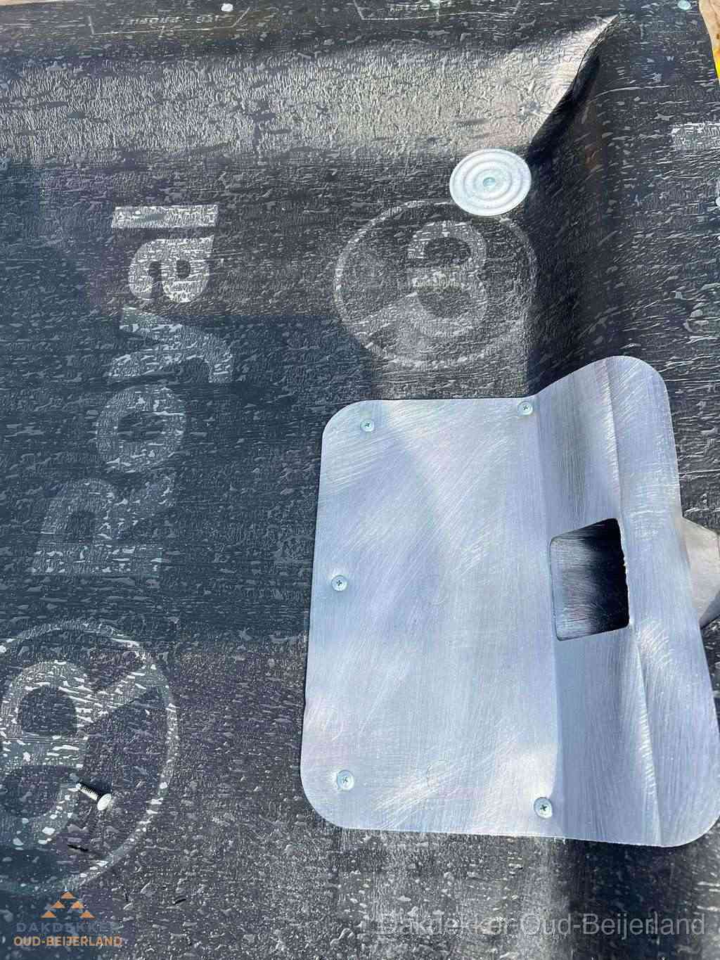 Dakdoorvoer met metalen afvoerplaat op bitumen dak in Oud-Beijerland