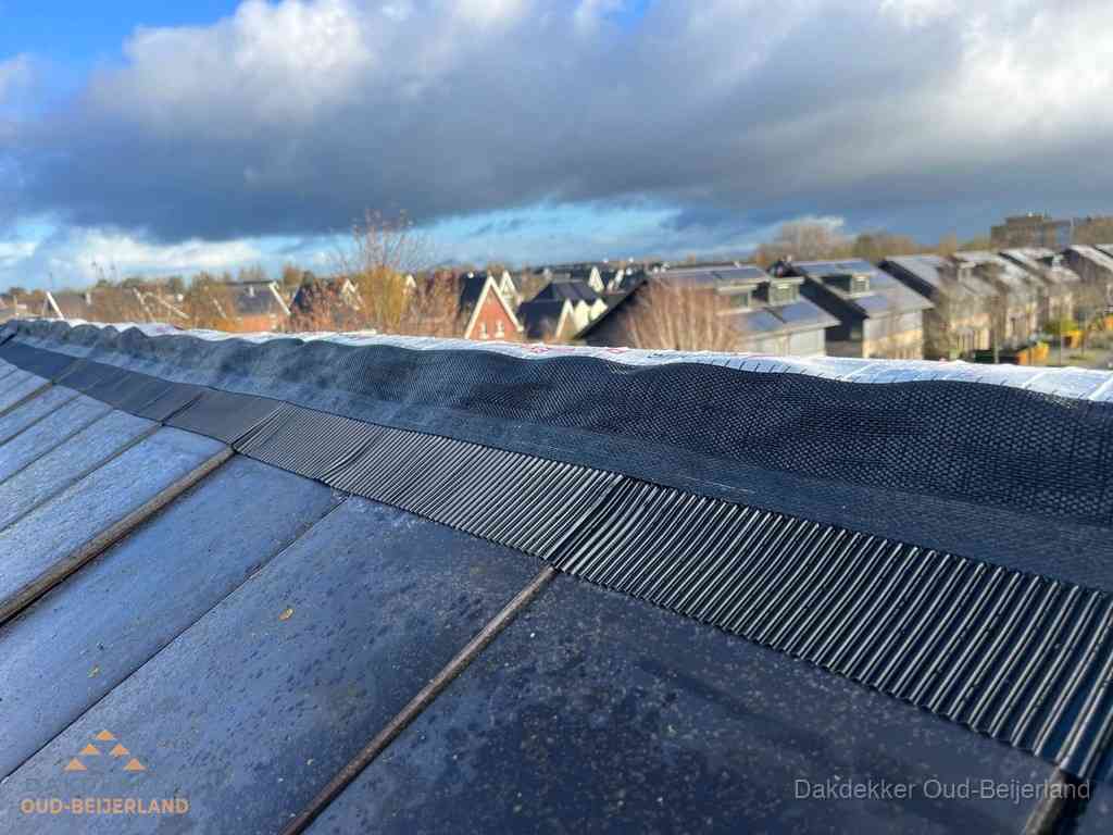 Dakisolatie bij de nok met ventilatieprofiel op schuin dak in Oud-Beijerland