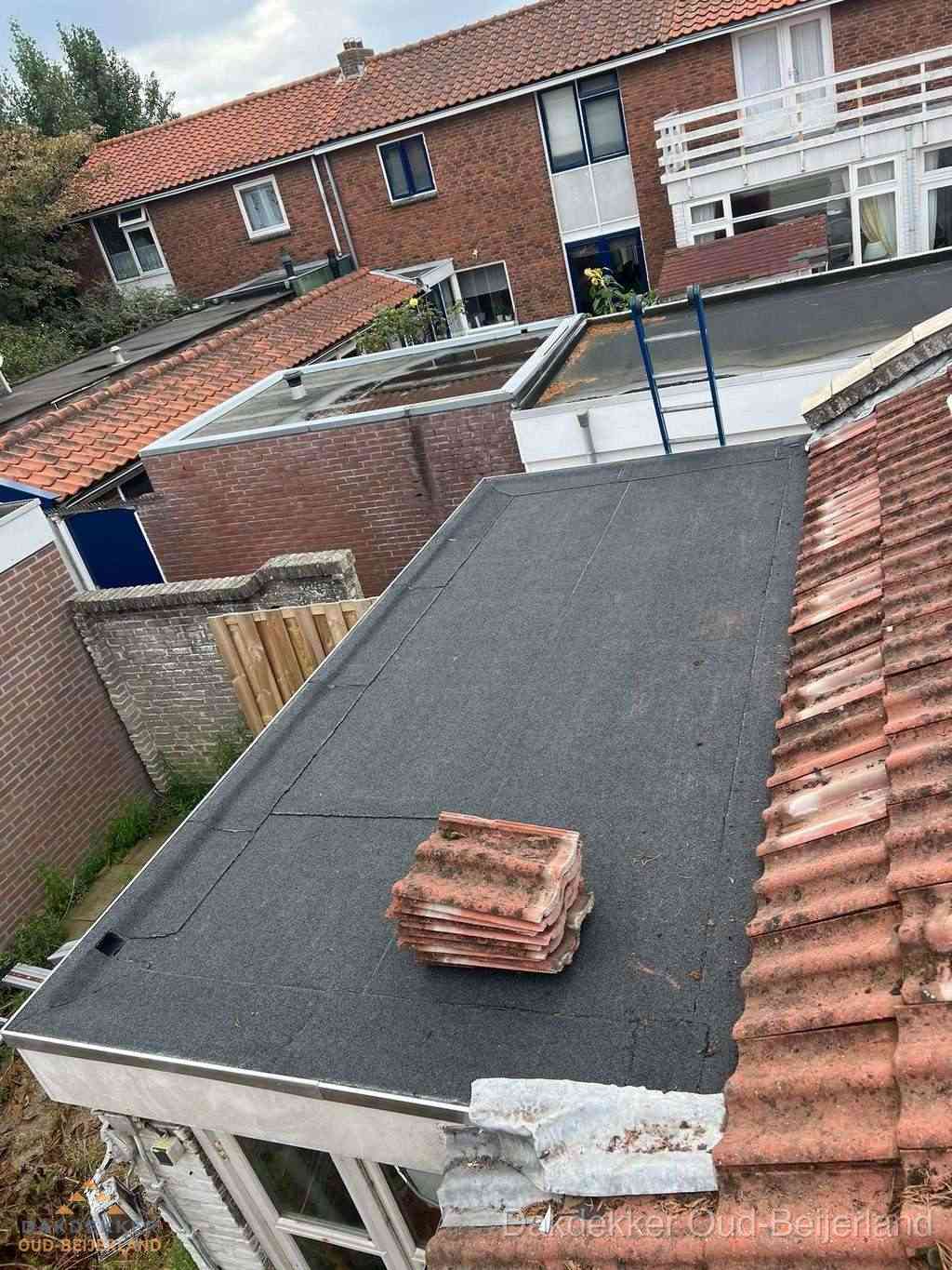 Aanbouw plat dak met reservepannen voor dakpannen vervangen in Oud-Beijerland