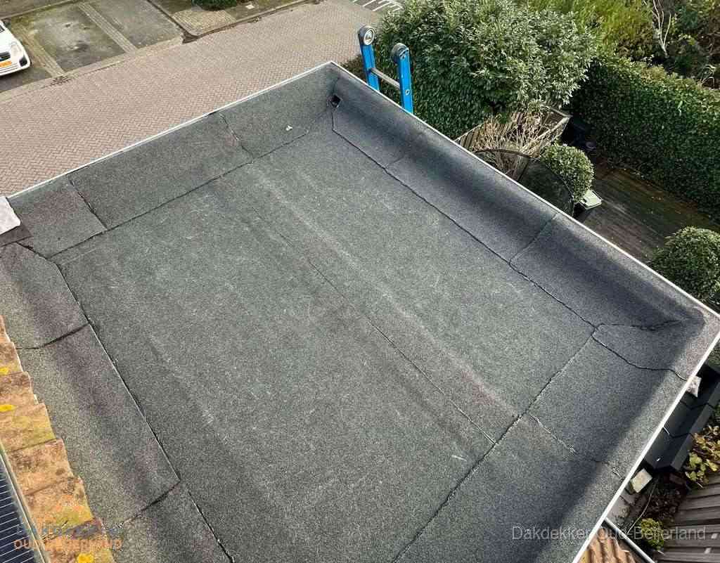 Gerenoveerd plat dak met nieuwe bitumen dakbedekking in Oud-Beijerland