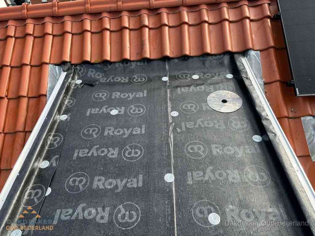 Nieuw dak met dakpannen en Royal onderlaag bij woning in Oud-Beijerland