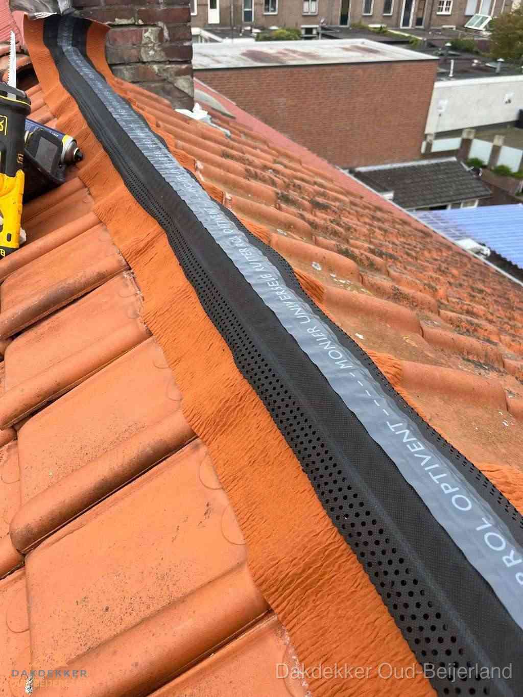 Plat dak aanbouw met bitumen naast schuin pannendak in Oud-Beijerland