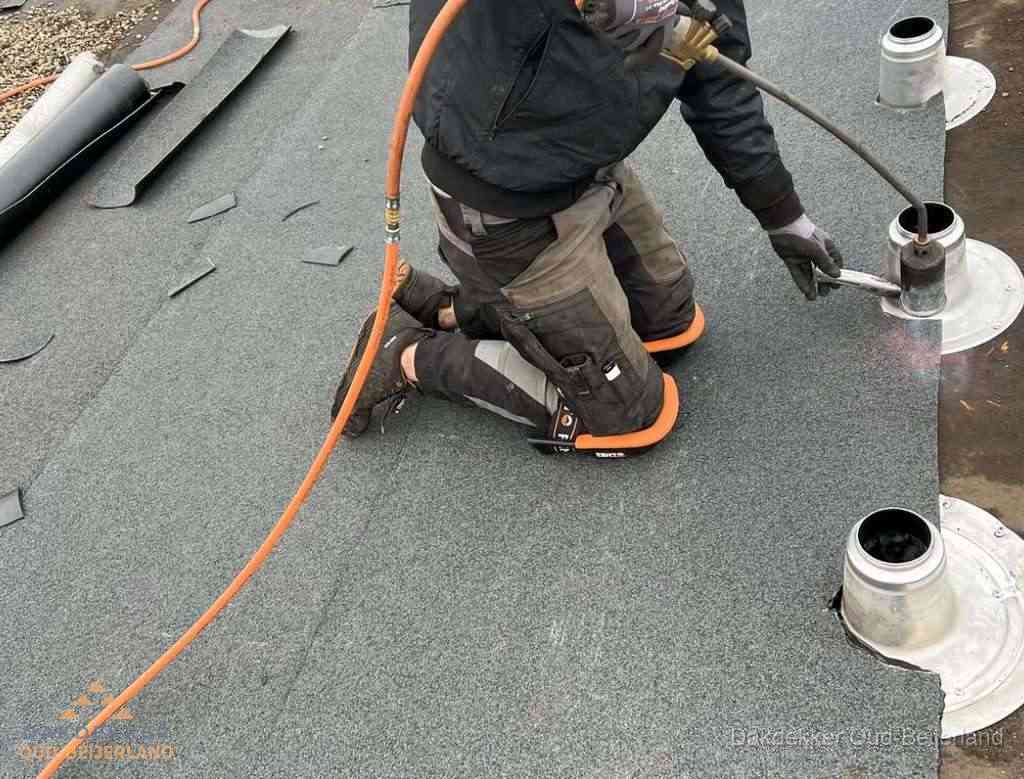 Gereedschap op nieuw plat dak na renovatie in Oud-Beijerland