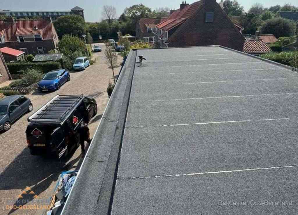 Nieuw bitumen plat dak met uitzicht over landschap in Oud-Beijerland