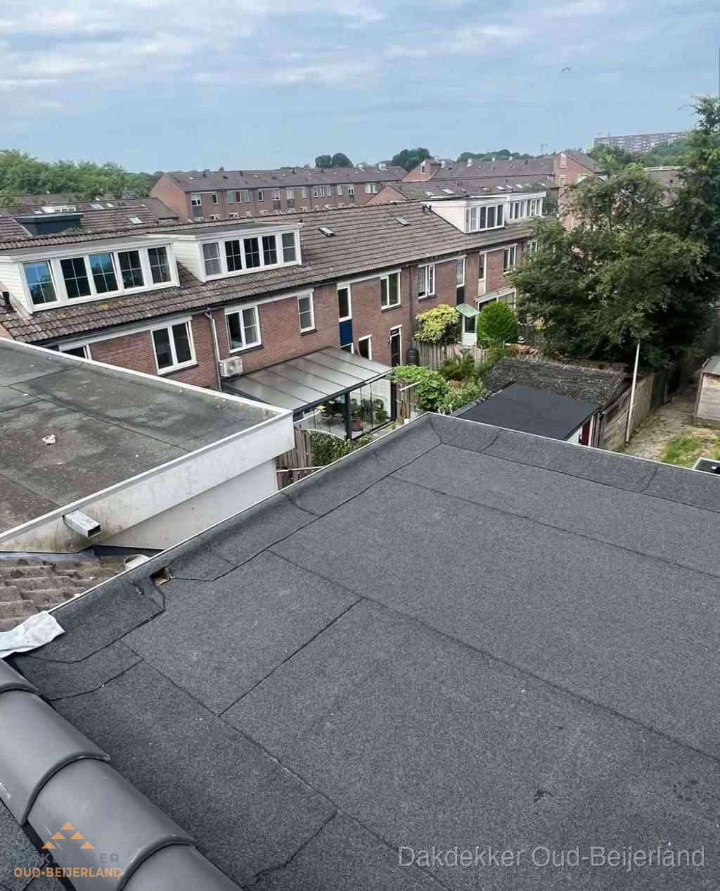 Vernieuwd plat dak met bitumen in woonwijk in Oud-Beijerland