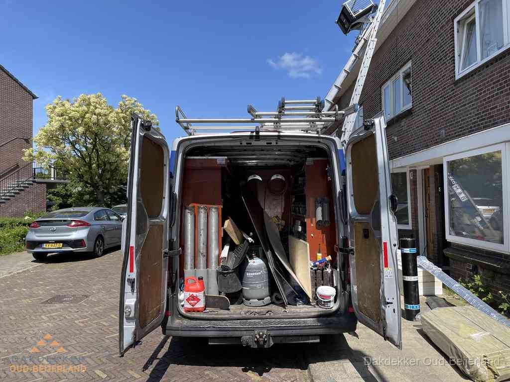 Spoed dakdekker bus met gereedschap en ladder bij woning in Oud-Beijerland Spoed dakdekker bus met gereedschap en ladder bij woning in Oud-Beijerland