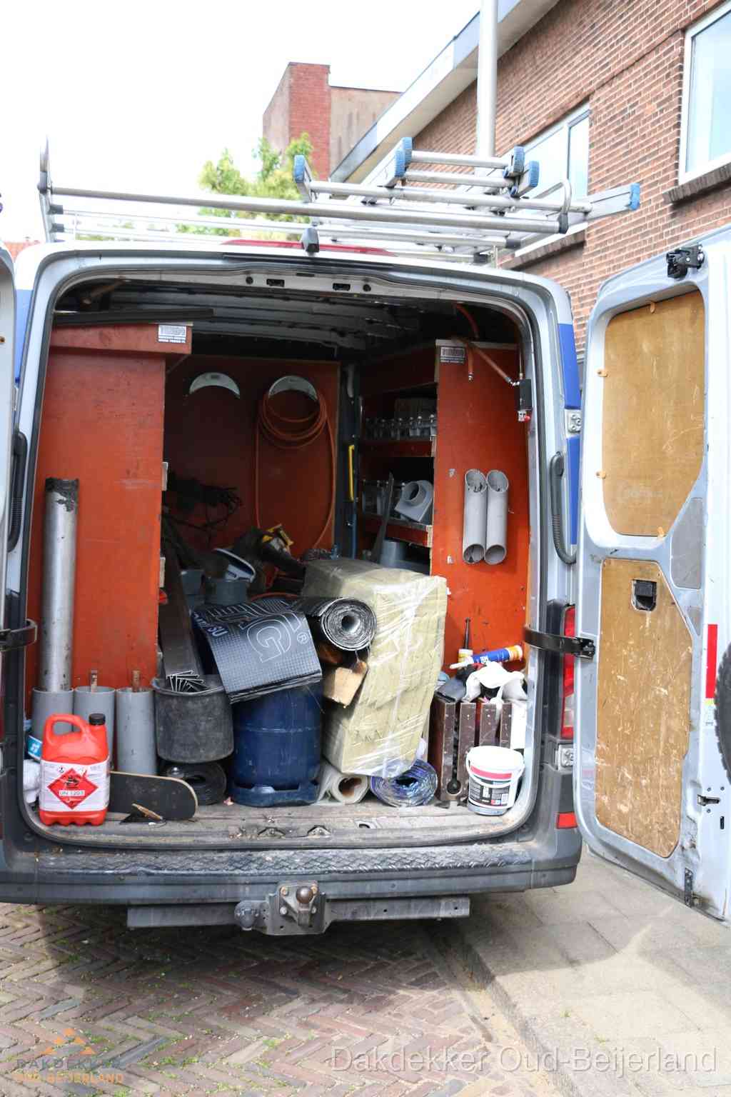 Bedrijfsbus van dakdekker met gereedschap en materialen in Oud-Beijerland Bedrijfsbus van dakdekker met gereedschap en materialen in Oud-Beijerland