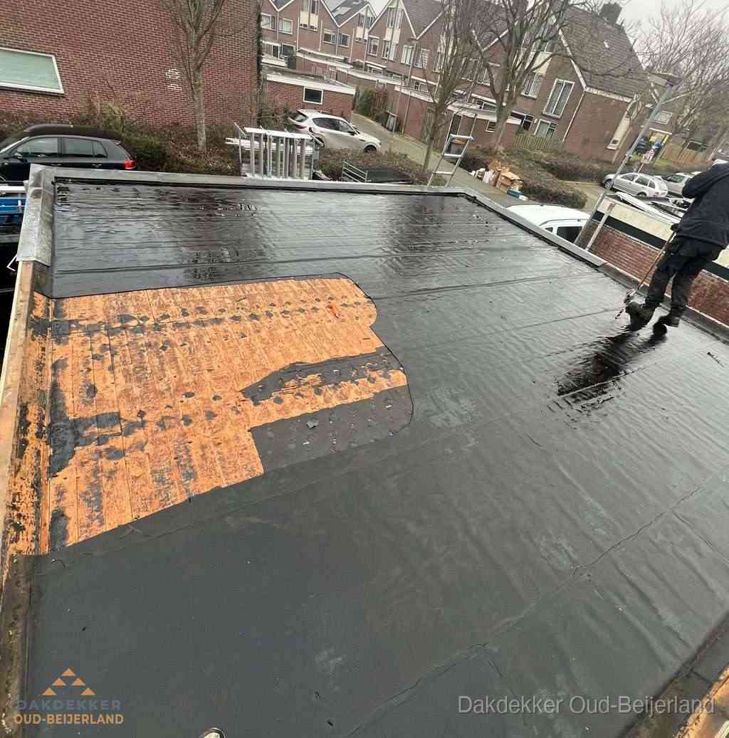 Dakdekker brengt EPDM dakbedekking aan op plat dak in Oud-Beijerland Dakdekker brengt EPDM dakbedekking aan op plat dak in Oud-Beijerland