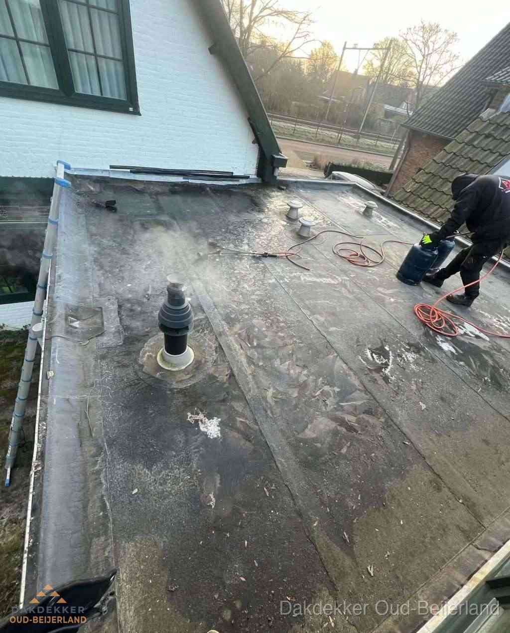 Dakdekker verhelpt daklekkage op plat dak in Oud-Beijerland Dakdekker verhelpt daklekkage op plat dak in Oud-Beijerland