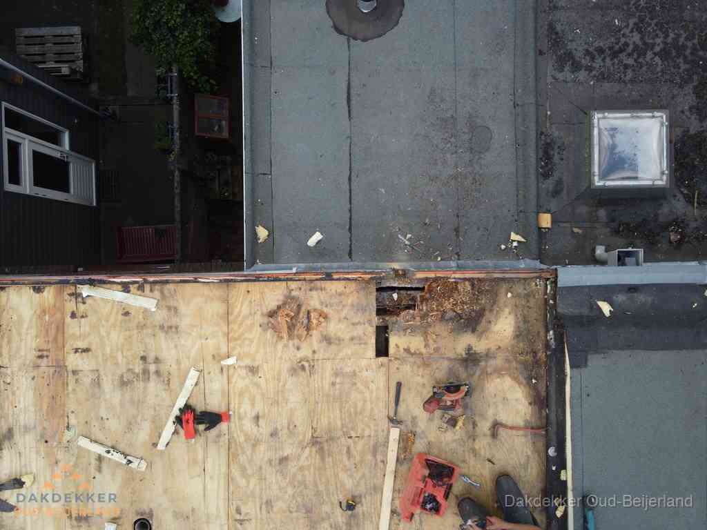 Dakschade en renovatie plat dak vanuit de lucht in Oud-Beijerland Dakschade en renovatie plat dak vanuit de lucht in Oud-Beijerland