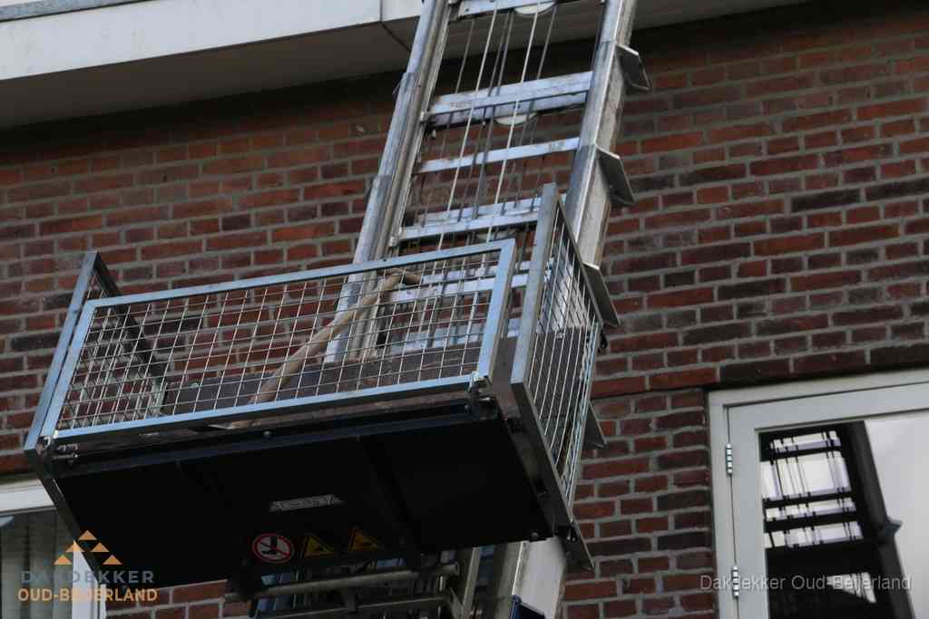 Ladderlift met dakpannen voor dakpan reparatie in Oud-Beijerland Ladderlift met dakpannen voor dakpan reparatie in Oud-Beijerland