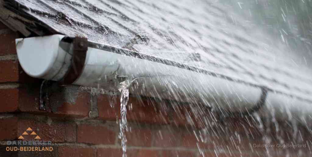 Lekkende dakgoot tijdens regenval in Oud-Beijerland Lekkende dakgoot tijdens regenval in Oud-Beijerland