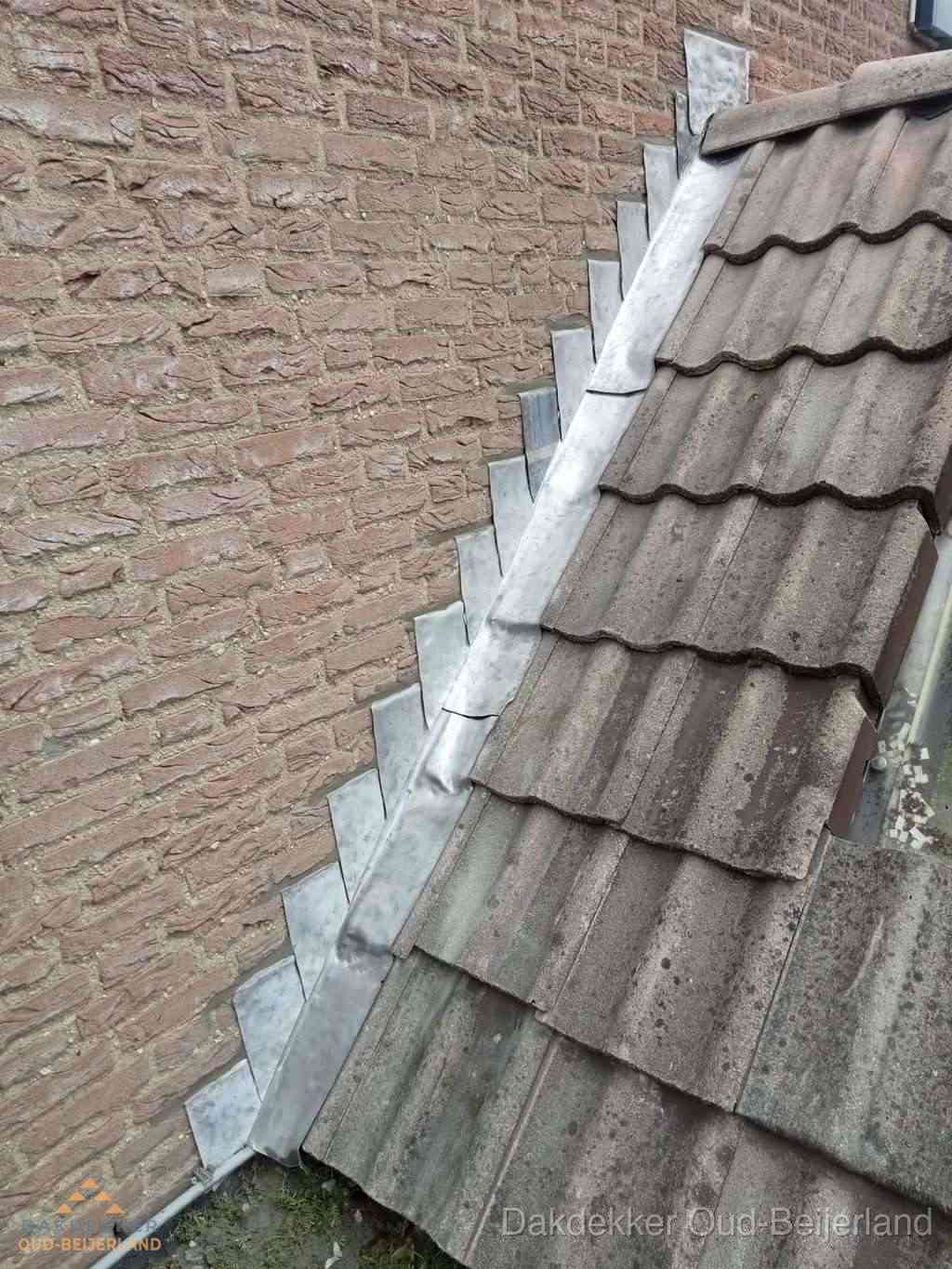 Loodslabben langs dakaansluiting bij bakstenen muur in Oud-Beijerland Loodslabben langs dakaansluiting bij bakstenen muur in Oud-Beijerland