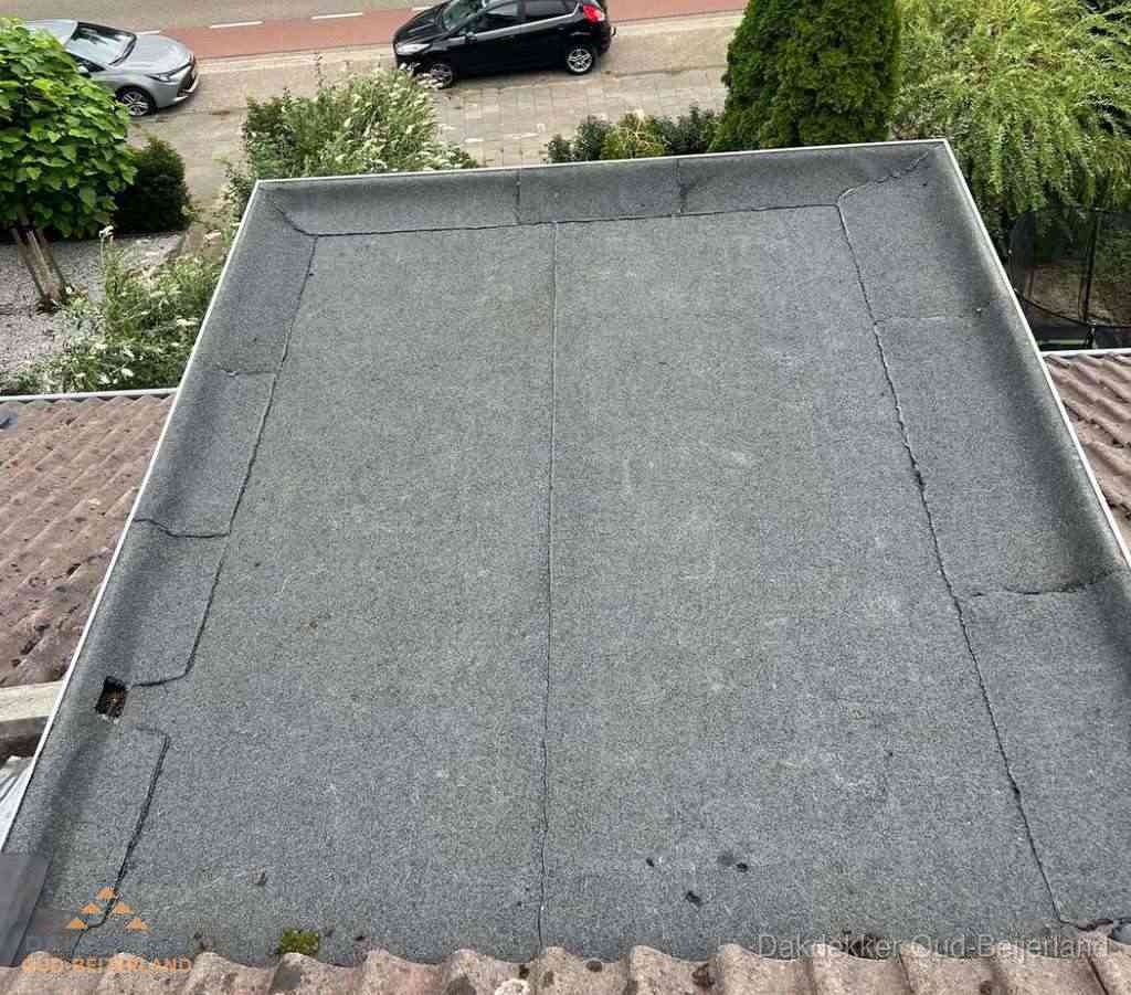 Nieuw aangebrachte bitumen dakbedekking op plat dak in Oud-Beijerland Nieuw aangebrachte bitumen dakbedekking op plat dak in Oud-Beijerland