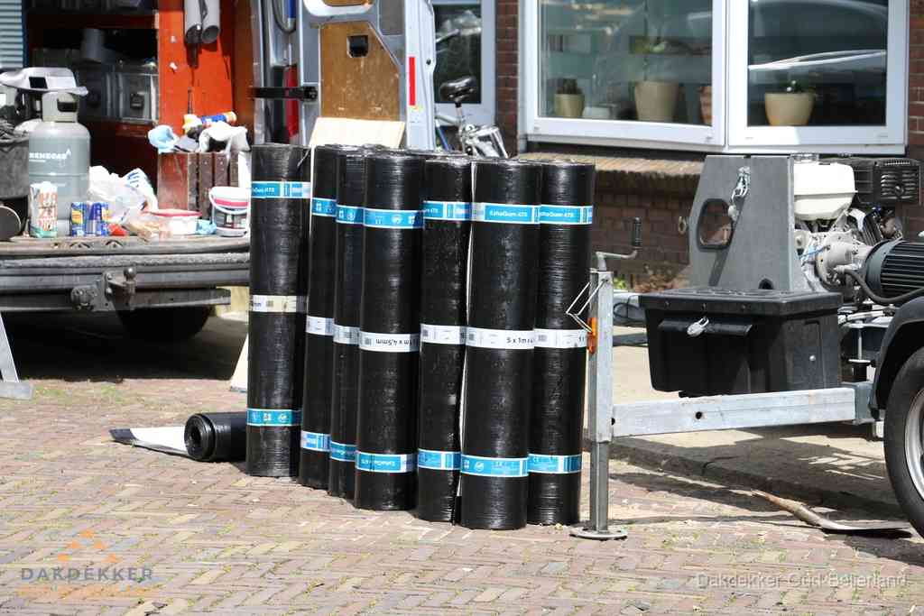 Rollen bitumen dakbedekking klaar voor daklekkage reparatie in Oud-Beijerland Rollen bitumen dakbedekking klaar voor daklekkage reparatie in Oud-Beijerland