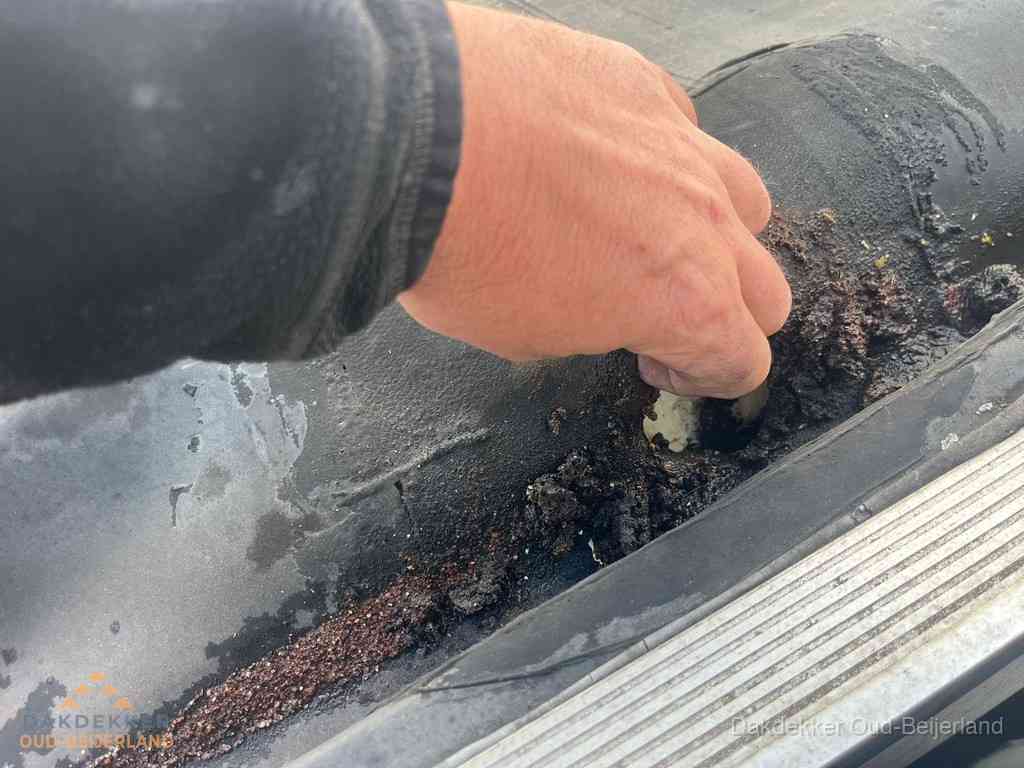 Schade aan bitumen dakbedekking op plat dak in Oud-Beijerland Schade aan bitumen dakbedekking op plat dak in Oud-Beijerland