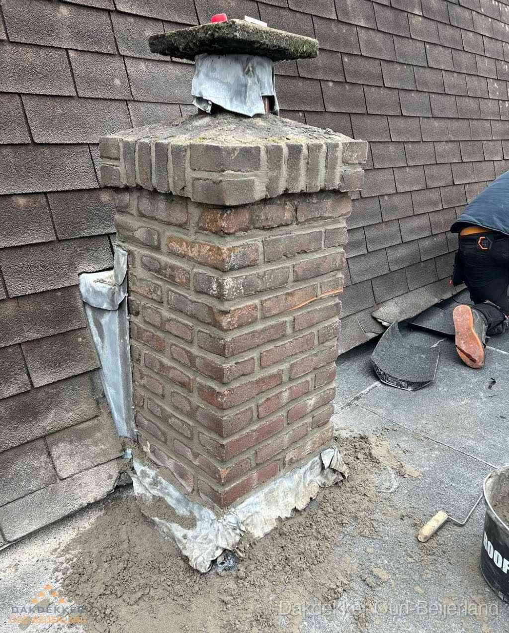 Schoorsteen reparatie met lood en voegwerk op leien dak in Oud-Beijerland Schoorsteen reparatie met lood en voegwerk op leien dak in Oud-Beijerland