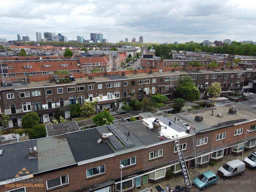 Spoed dakdekker aan het werk op plat dak in woonwijk Oud-Beijerland Spoed dakdekker aan het werk op plat dak in woonwijk Oud-Beijerland