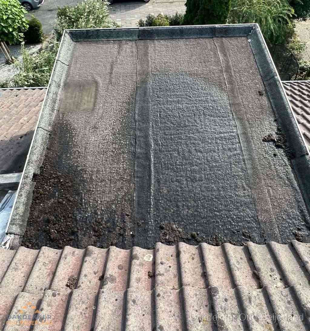 Verouderd plat dak met bitumen en slijtage voor lekkage inspectie in Oud-Beijerland Verouderd plat dak met bitumen en slijtage voor lekkage inspectie in Oud-Beijerland